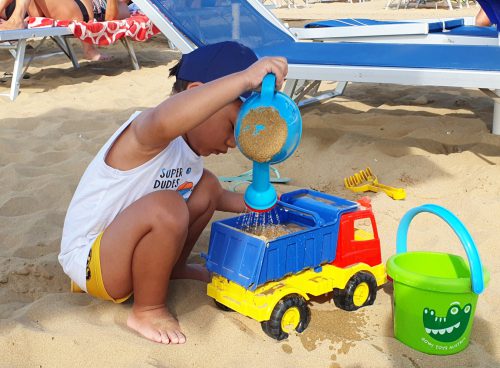 Kind spielt am Strand