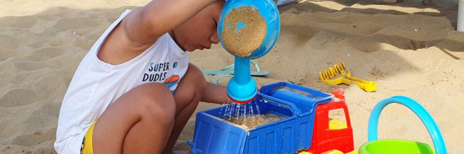 Kind spielt am Strand