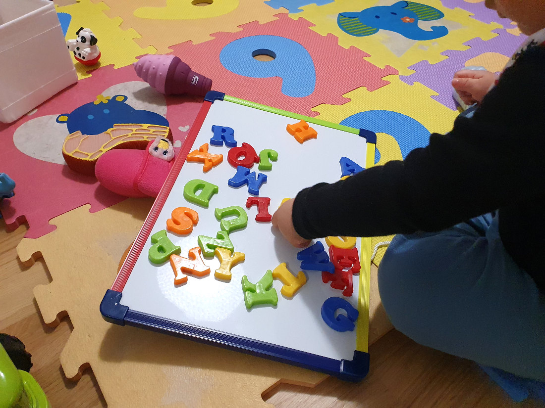 Kind spielt im Kindergarten