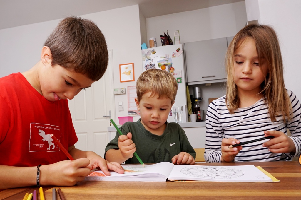 Kinder spielen und malen