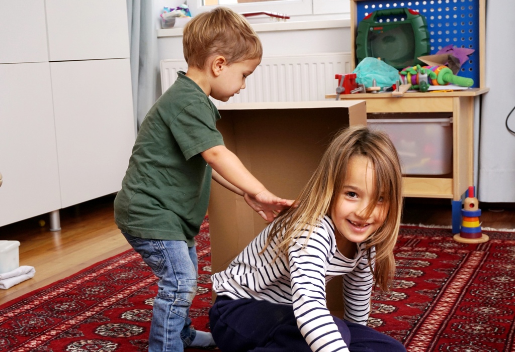 Kindern haben gemeinsam Spaß