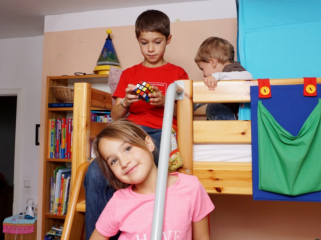 Kinder spielen im Kinderzimmer