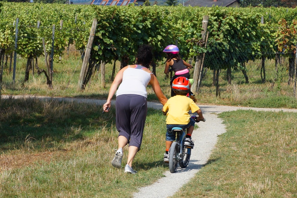 Junge Kinder lernen Fahrrad fahren