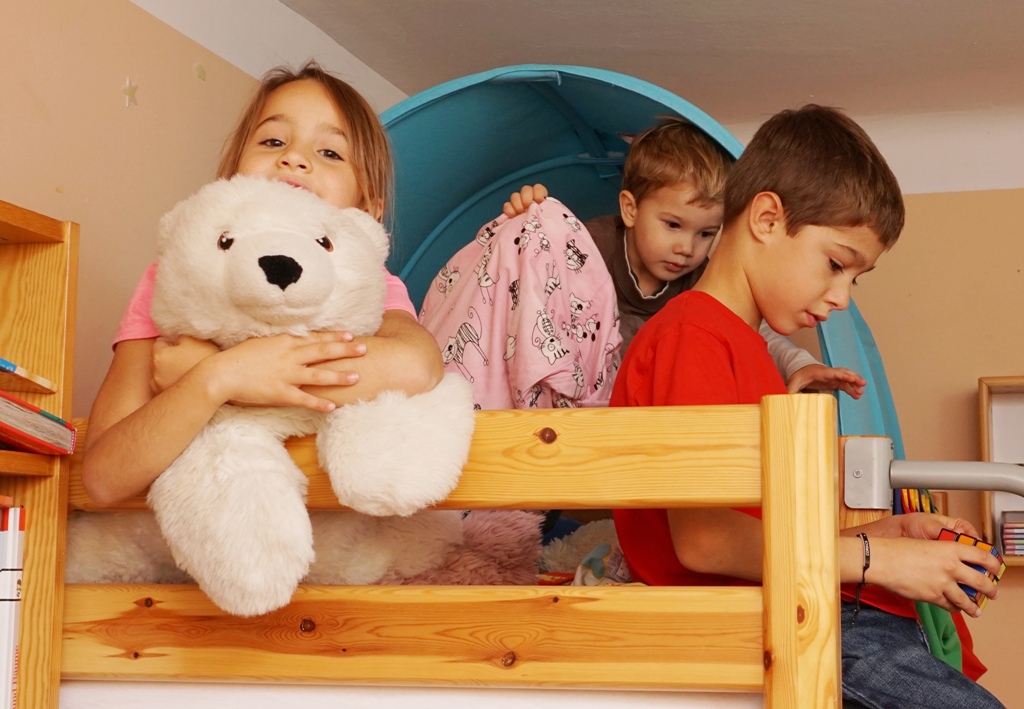 Kinder spielen brav im Kinderzimmer