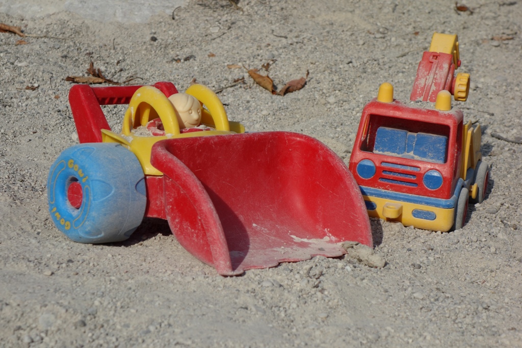 Kinderspielzeug im Sand