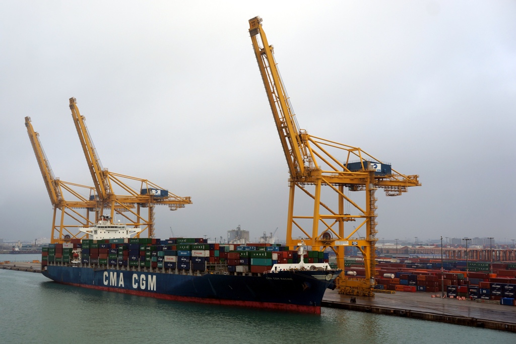 Containerschiff wird beladen – Ladekran