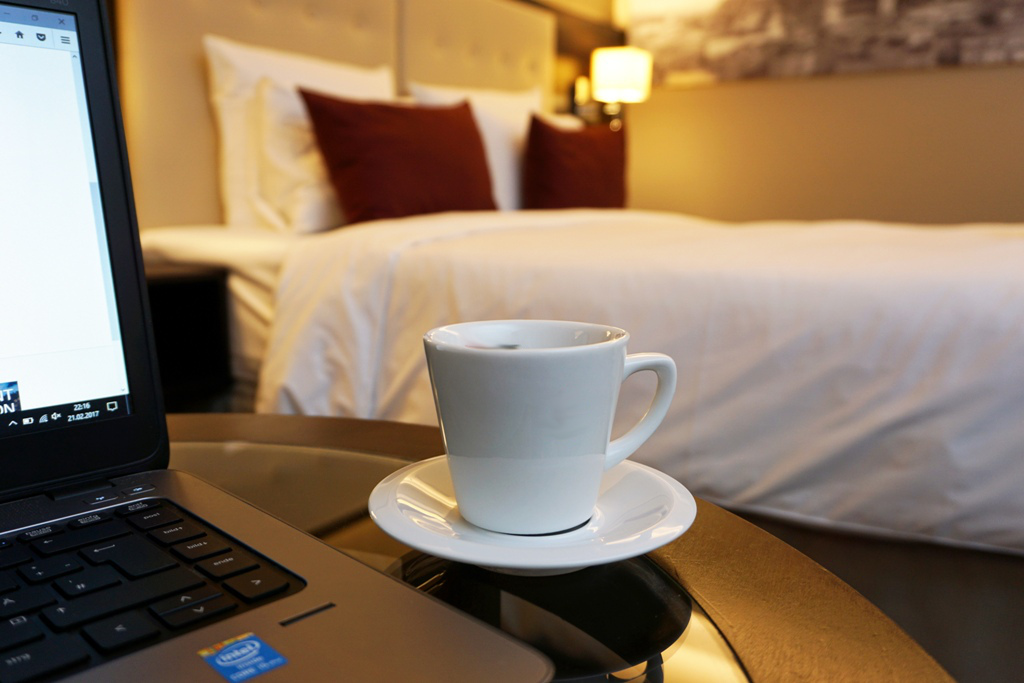 Kaffee, Laptop, Hotelzimmer