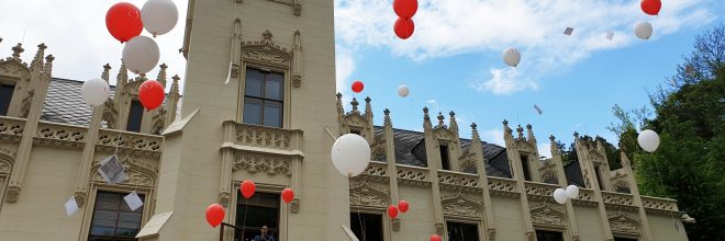 Luftballons steigen lassen