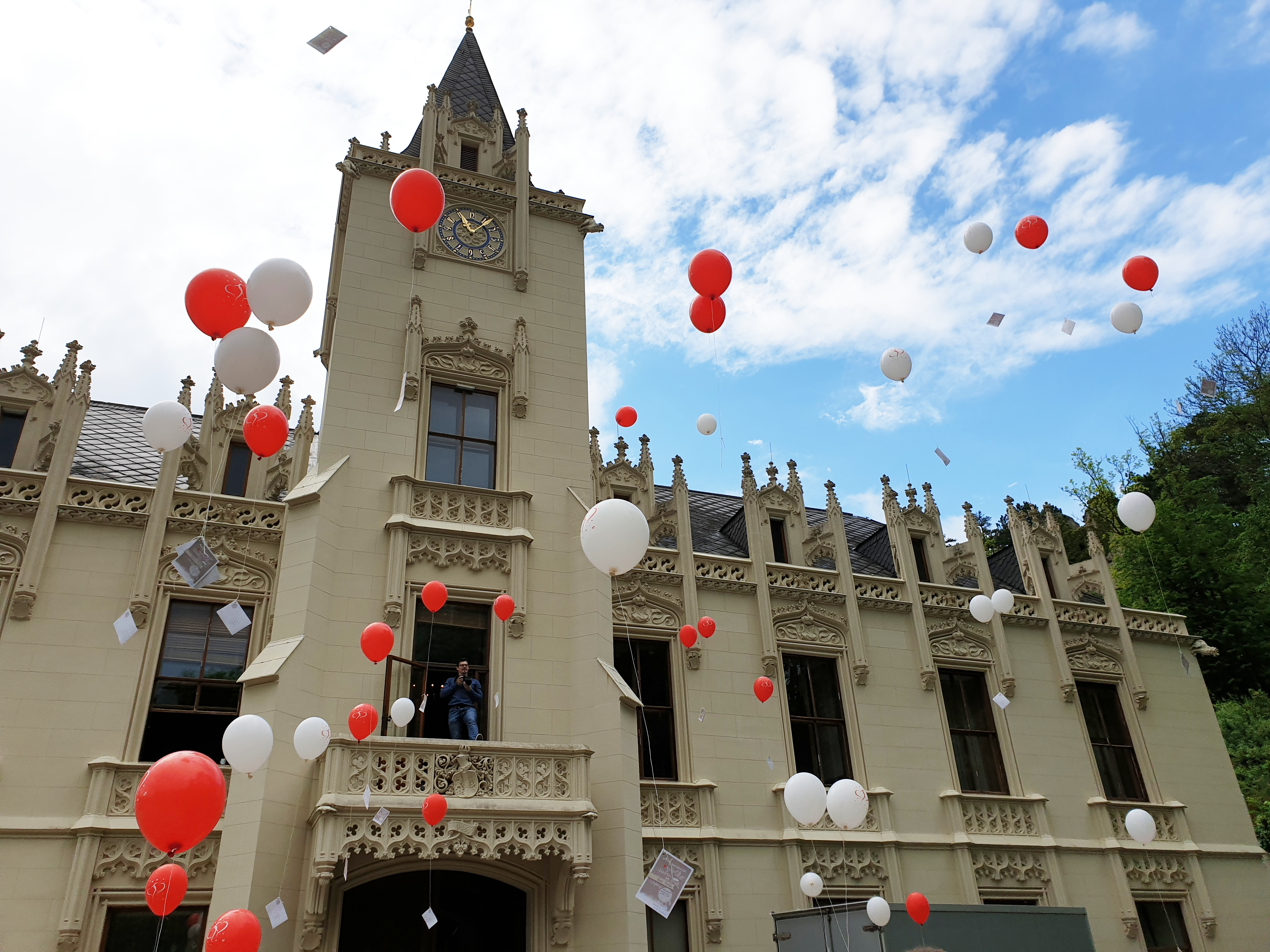 Luftballons steigen lassen