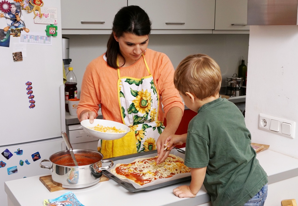 Mama und Kleinkind kochen gemeinsam