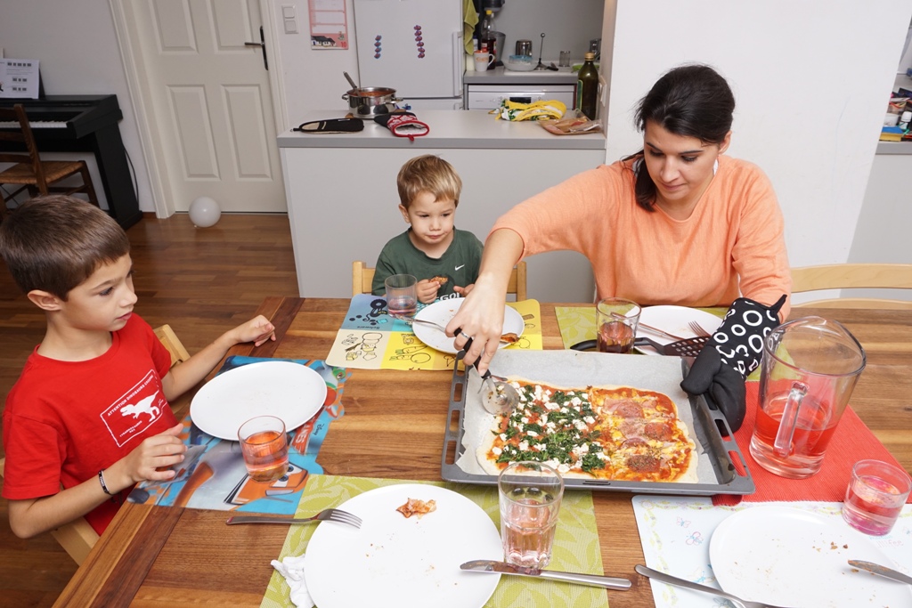 Mama und Kinder essen gemeinsam