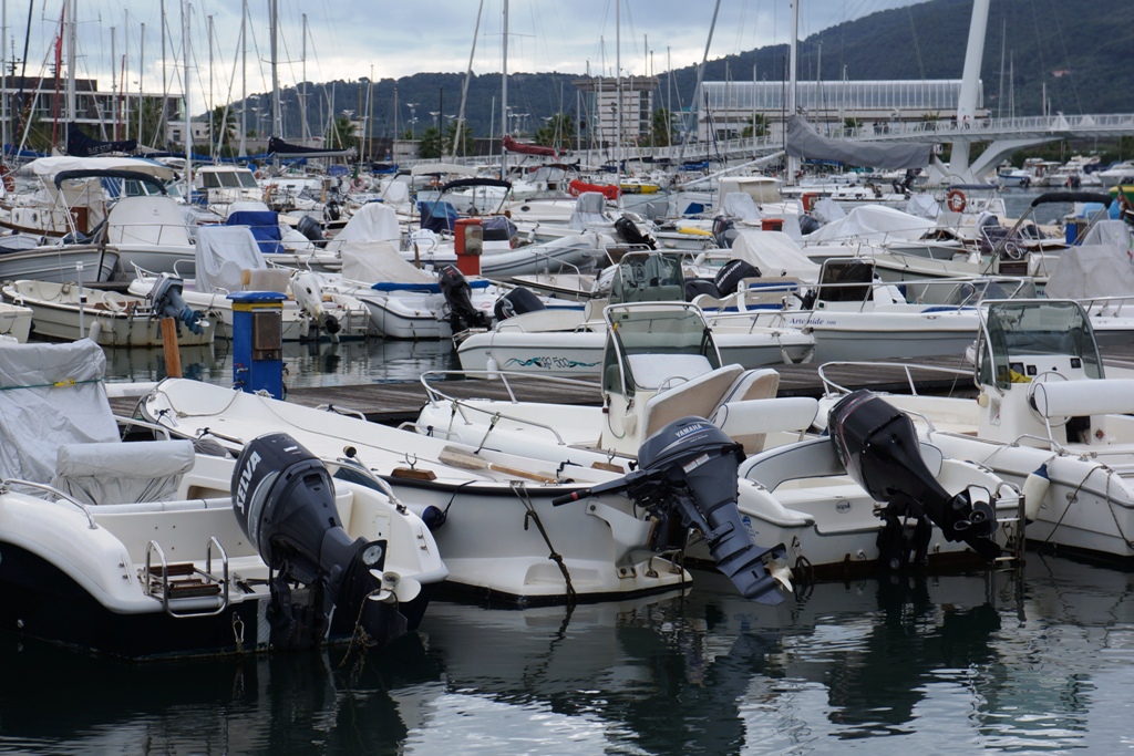 Motorboote im Hafen