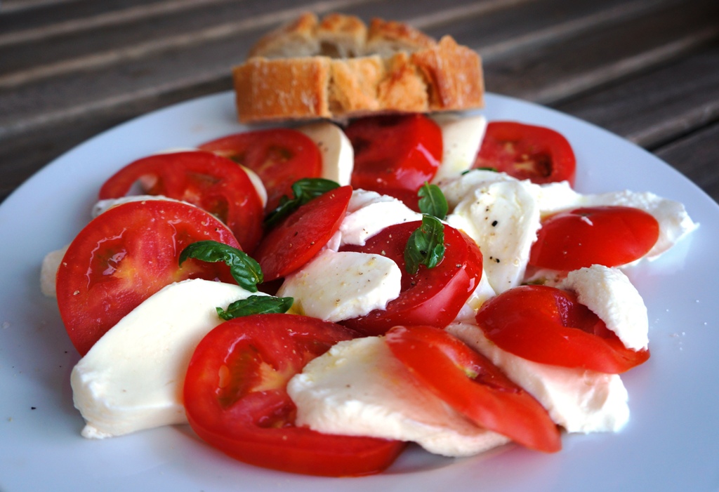 Mozzarella mit Tomaten / Basilikum