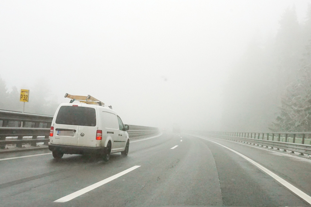 Autobahn in Nebelwolke