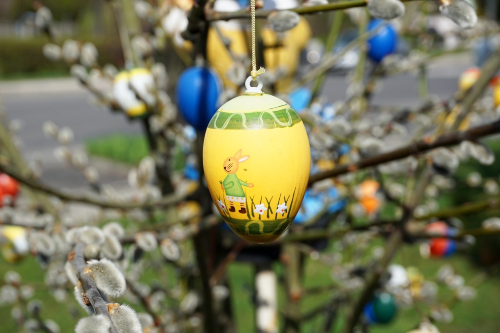 Ostern / Osterei hängt auf Palmzweig