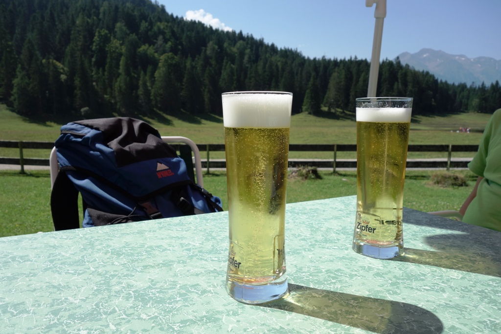 Ein Radler auf der Alm