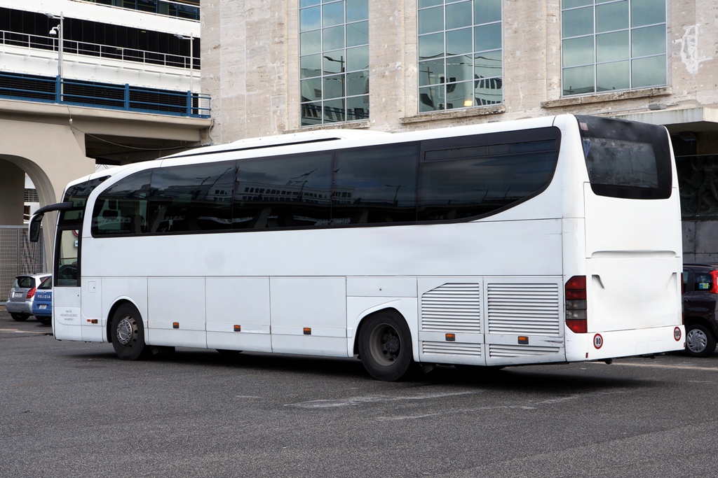 Reisebus auf Parkplatz