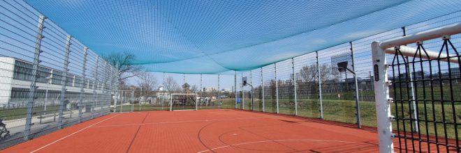 Roter Sportplatz Fussballplatz