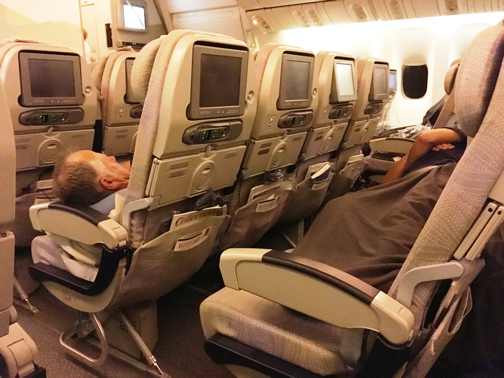 Schlafen im Flugzeug