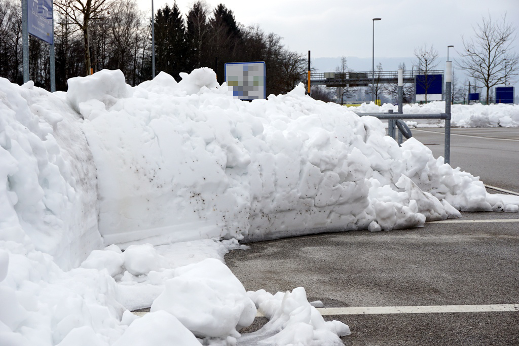 Parkplatz Schneehaufen