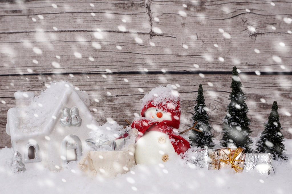 Schneemann mit Geschenken Schneefall