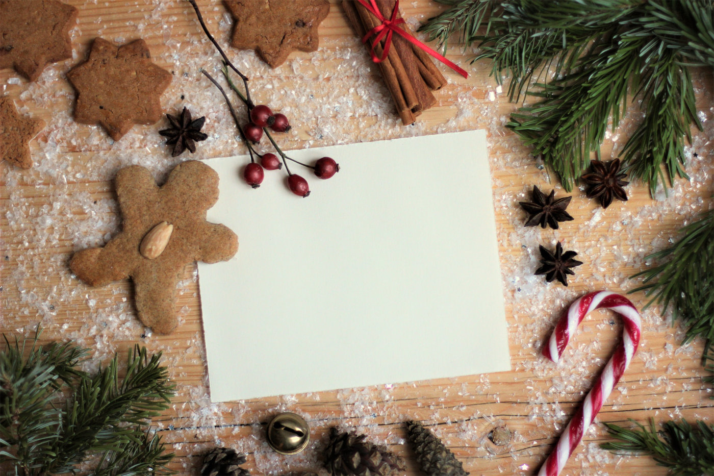 Schöne Weihnachten mit Lebkuchen Zimtstange und Tannenzweigen