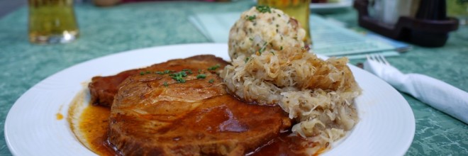 schweinsbraten-knoedel-sauerkraut