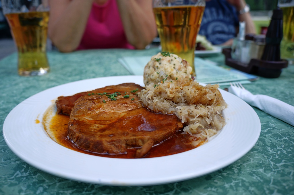 Schweinsbraten, Knödel, Sauerkraut