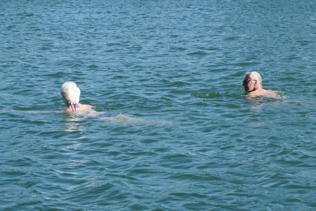 Senioren beim schwimmen