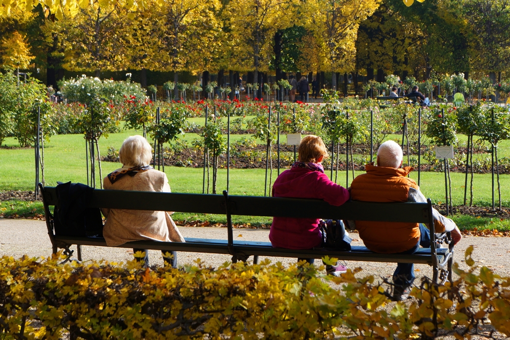 Senioren genießen den Herbst