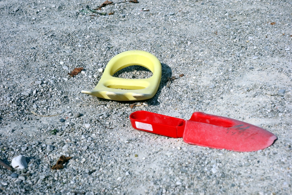 Kinderspielzeug im Sand