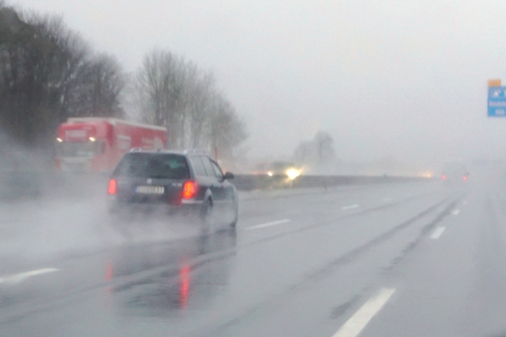 Autobahn – starker Regen, schlechte Sicht