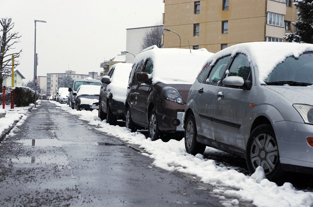 Auto auf der Straße – Schnee Winter