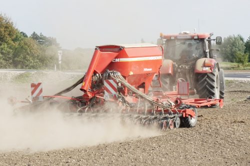 Traktor mit Pflug auf Feld