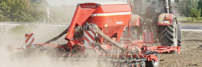 Traktor mit Pflug auf Feld