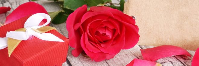 Valentinstag - Rote Rose mit Geschenk und Karte