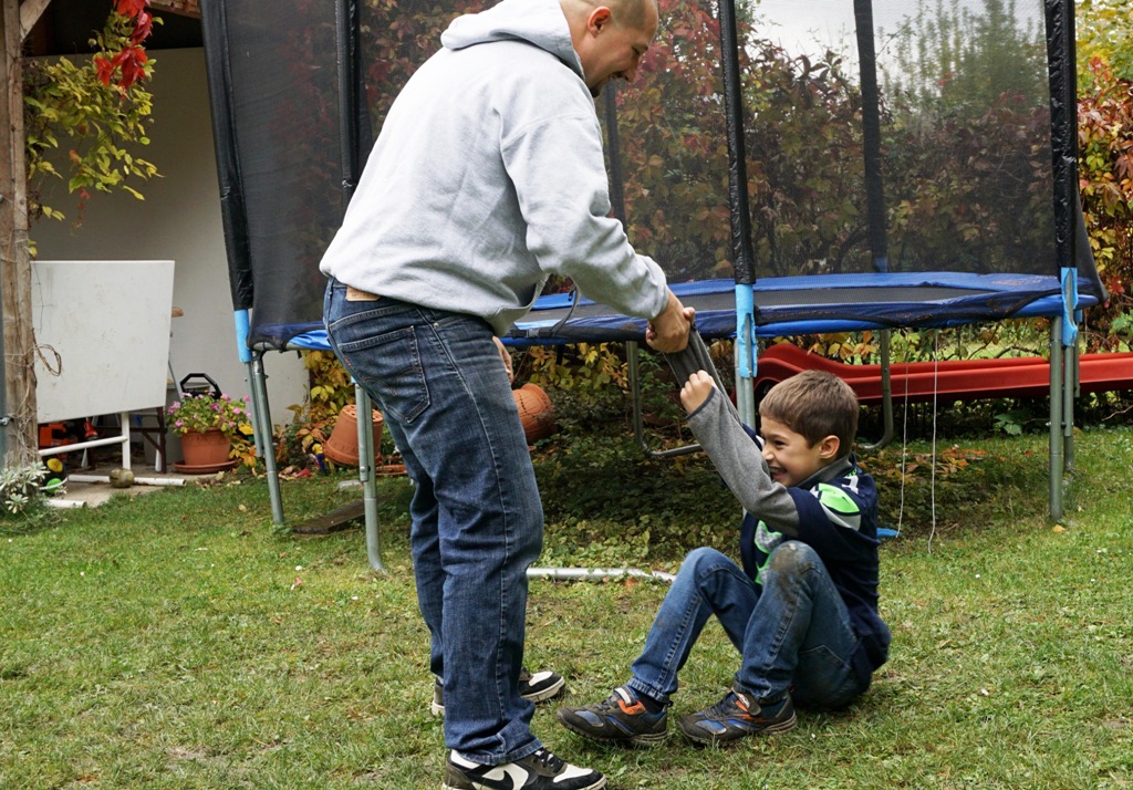 Vater und Sohn spielen gemeinsam