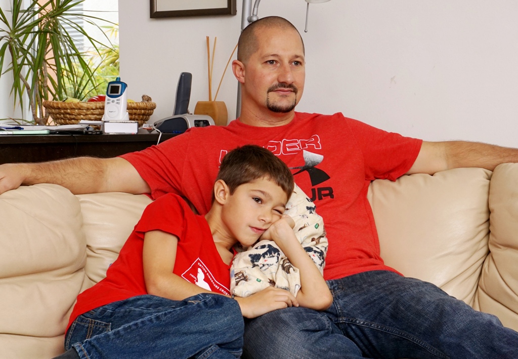 Vater und Sohn gemeinsam beim fernsehen