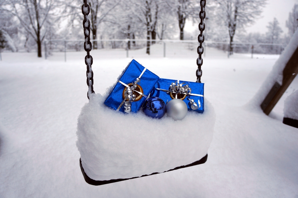 Weihnachten und Geschenke im Schnee – Schneeschaukel