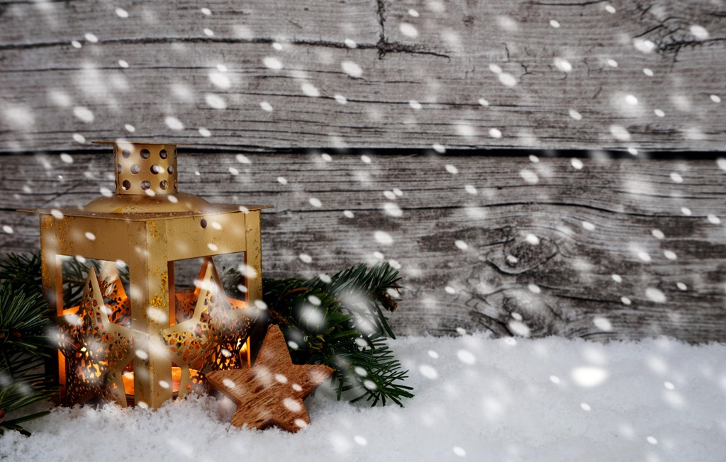 Weihnachten Laterne leuchtet Schneefall