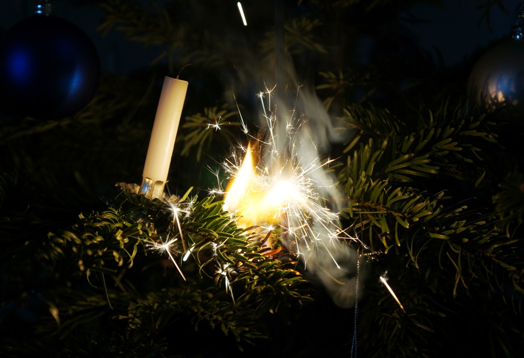 Feuer – Weihnachtsbaum brennt!!