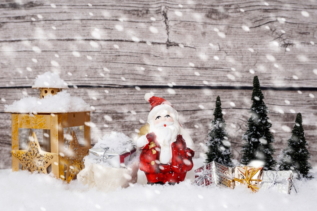 Weihnachtsmann im Winter Schneefall