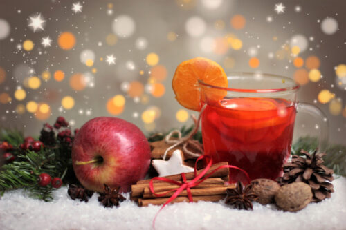 Weihnachtspunsch mit Glühwein, Apfel und Zimtstangen