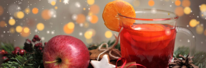 Weihnachtspunsch mit Glühwein, Apfel und Zimtstangen