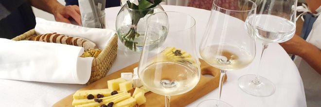 Weinverkostung mit Käse