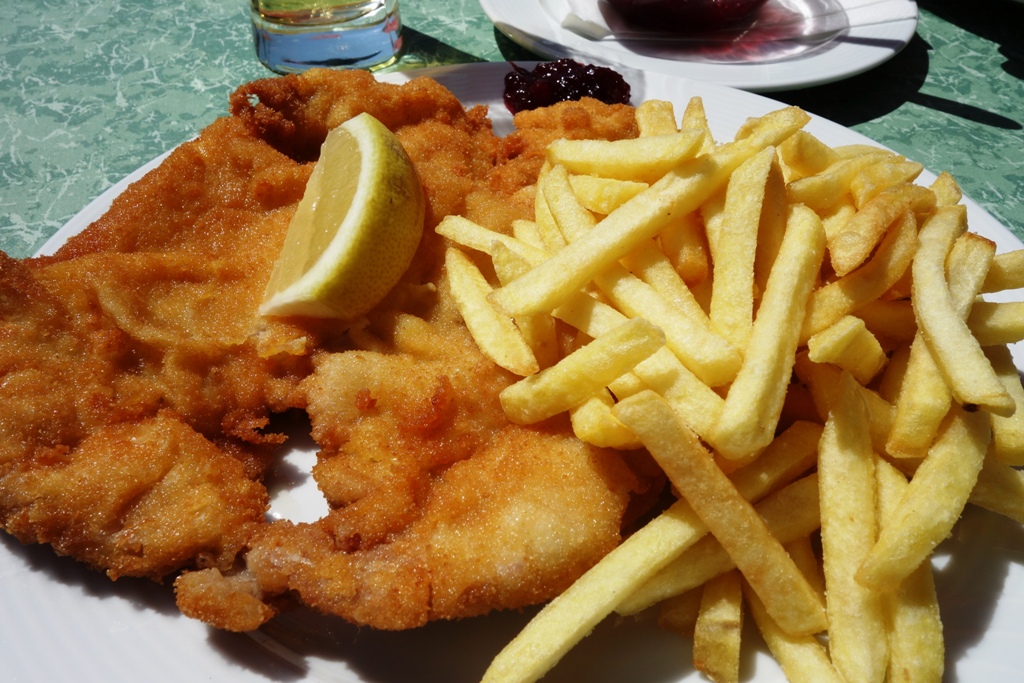 Wiener Schnitzel mit Pommes Frites und Zitrone