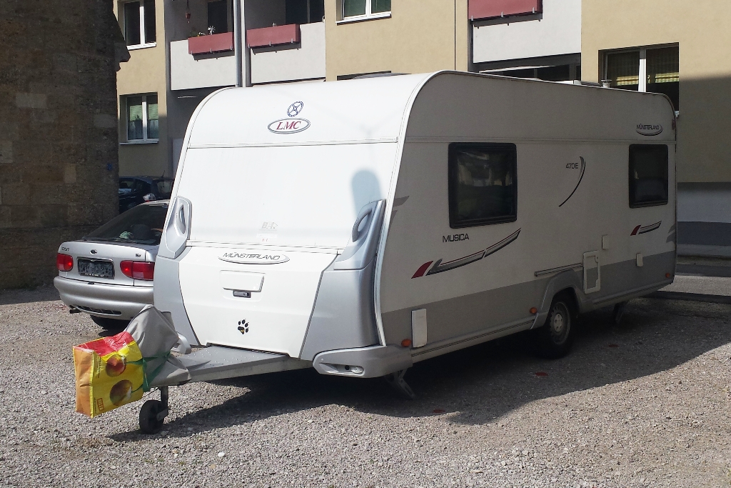 Wohnwagen/Wohnmobil neben Straße geparkt