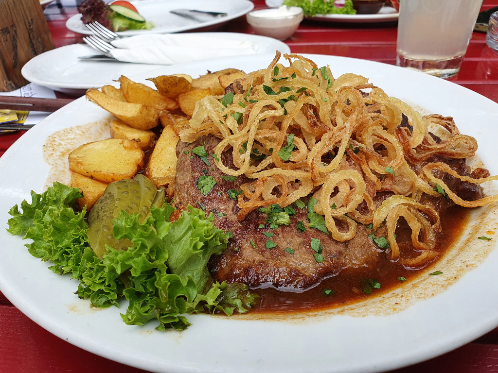 Zwiebelrostbraten mit Bratkartoffeln